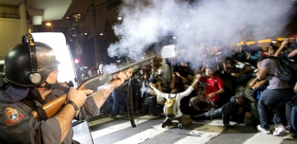 Policial atira contra manifestantes em rua do centro de São Paulo