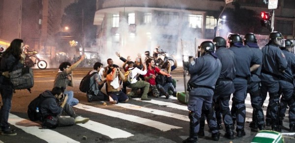 Manifestantes se ajoelham para tentar se proteger de ação policial