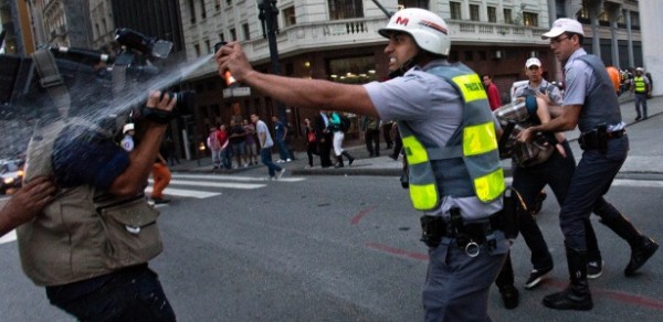 Policial atinge cinegrafista com spray de pimenta