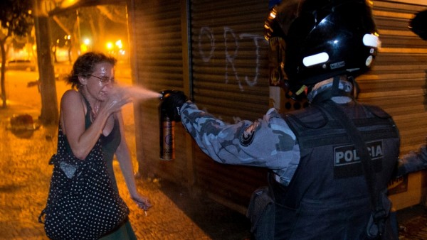 PM espirra spray de pimenta em manifestante no RJ (Foto: Vitor Caivano)