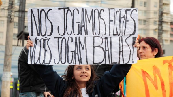 Garota com cartaz em protesto em São Paulo (Foto: O Globo)