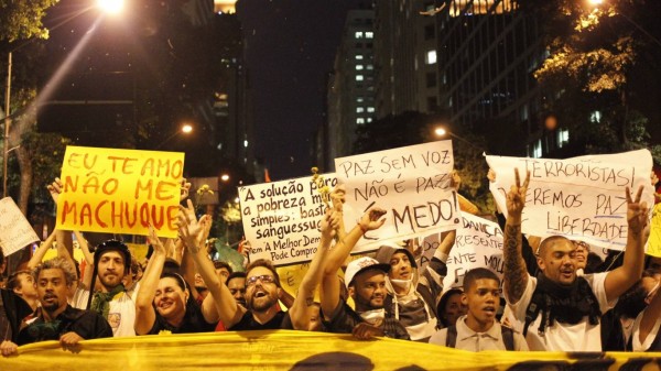 Manifestantes em protesto no Rio de Janeiro (Foto: Pedro Kirilos )