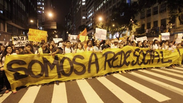 Manifestantes em passeata no Rio de Janeiro (Foto: Christophe Simon)