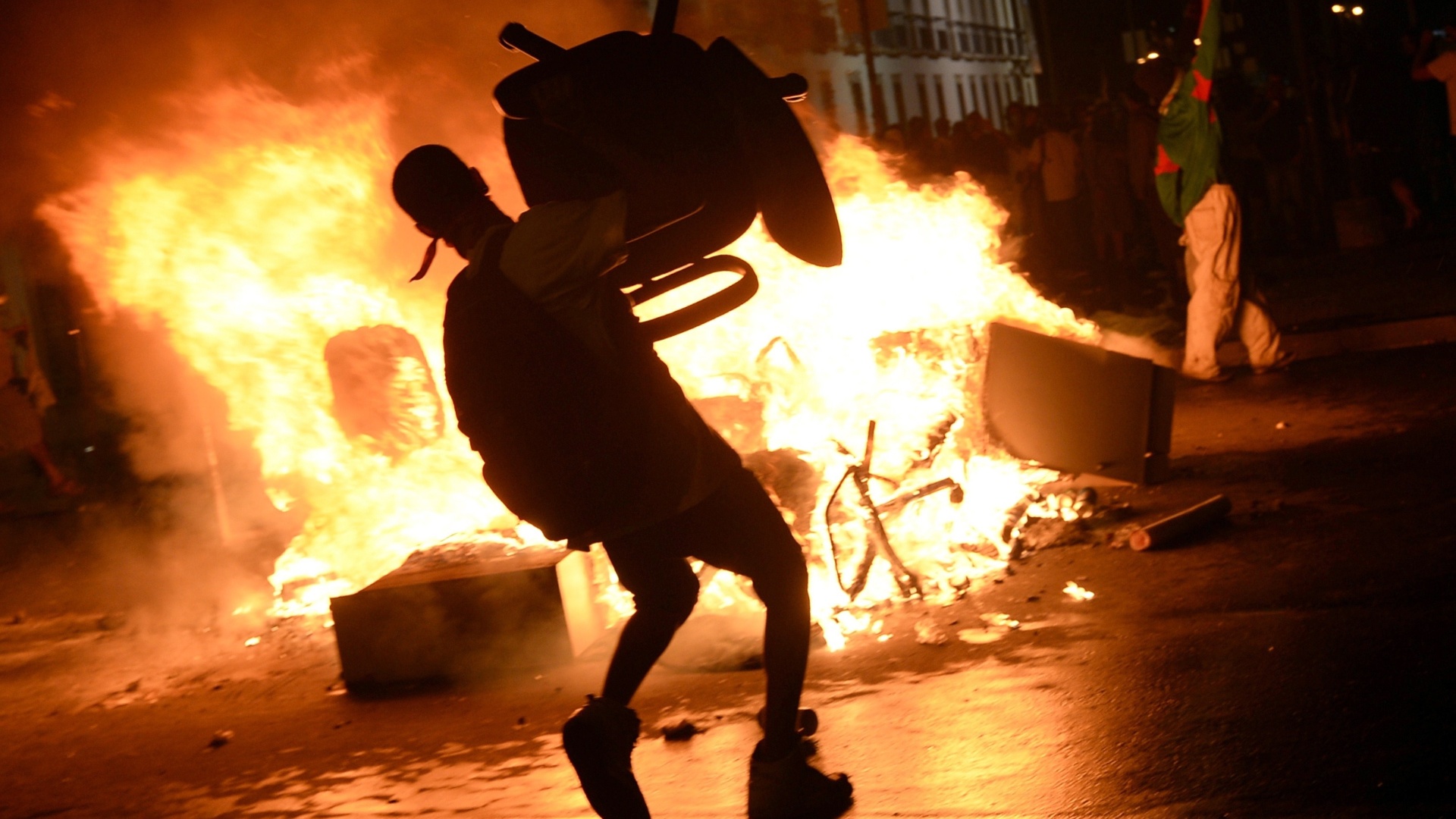 manifestante-atira-cadeira-em-fogueira-feita-em-rua-durante-protestos-no-centro-do-rio-de-janeiro-1371523010421_1920x1080