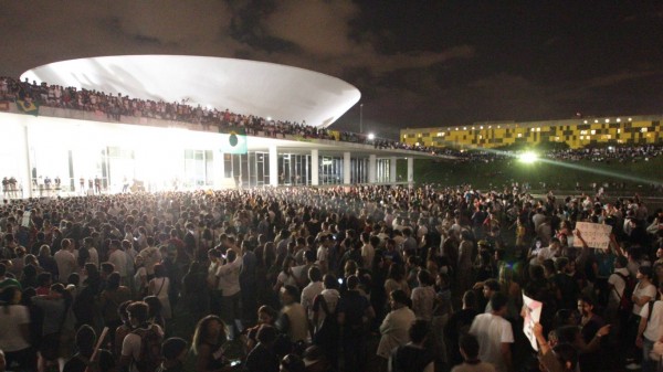 Congresso Nacional tomado na noite de segunda-feira. (Foto: Eraldo Peres)