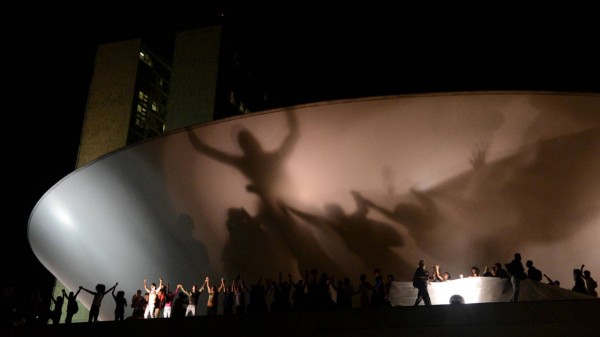 Sombra de manifestantes no Congresso Nacional. Imagem histórica. (Foto: Eraldo Peres)