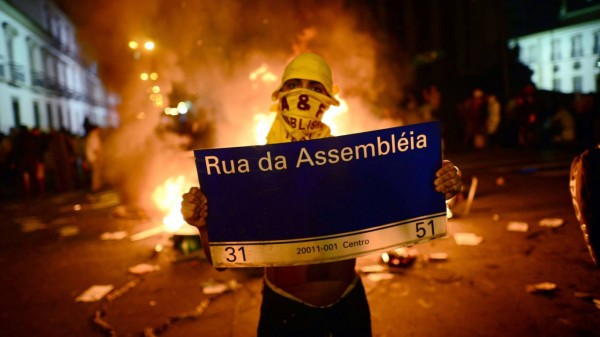 Manifestante mostra placa depredada em protesto no Rio de Janeiro (Foto: Christophe Simon)