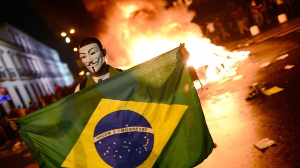Manifestante com bandeira em protesto no Rio de Janeiro. (Foto: Christophe Simon)