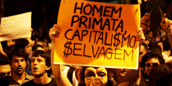 Manifestante com cartaz em São Paulo
