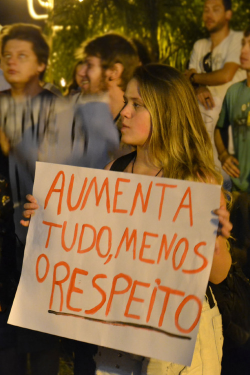 Manifestante exibe cartaz em passeata em Passo Fundo, Rio Grande do Sul
