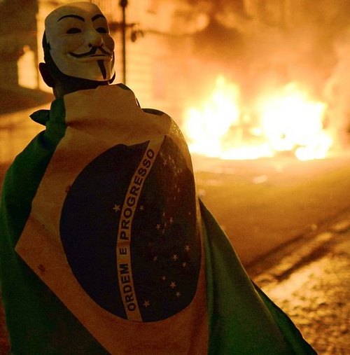 Manifestante observa depredação em protesto no Rio de Janeiro