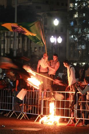 Um pouco antes de queimarem a bandeira do estado de São Paulo.