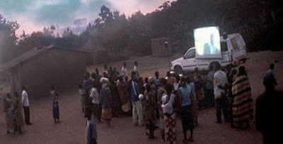 Um gerador + uma TV em cima de uma caminhonete + Fita VHS pirata + um grupo de pessoas… esse é o cinema Ganês da década de 80.
