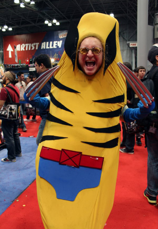 Um homem vestido de banana vestido de Wolverine?