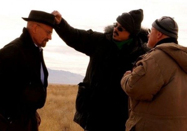 O diretor dando um último retoque no chapéu de Heisenberg.